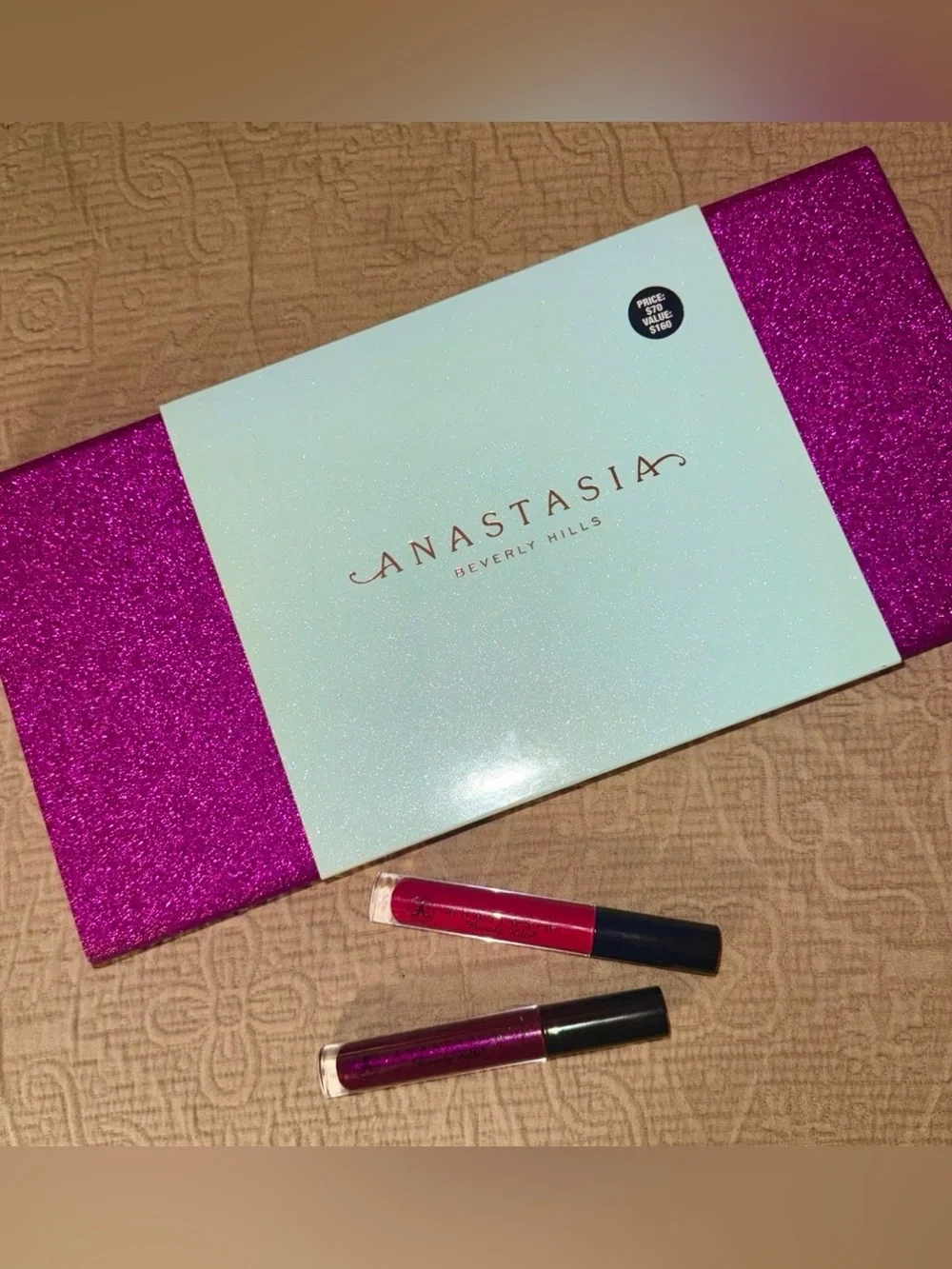 2 Anastasia Beverly Hills Bundle Lipglosses in Socialite and Venom & a lip case